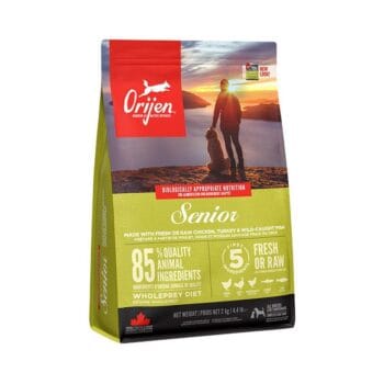 Opakowanie suchej karmy z drobiem i rybami dla psa seniora