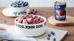 Baner John Dog Berry Line Wołowina z borówkami