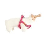 Różowe szelki na manekinie psa