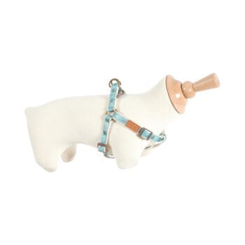 Niebieskie szelki na manekinie psa